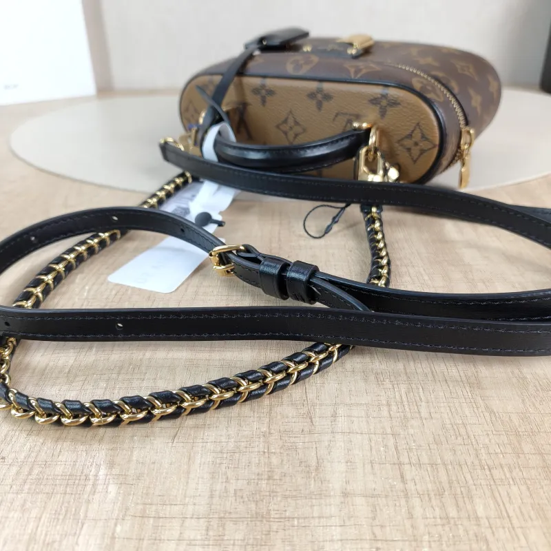 Louis Vuitton Shoulder Bag VANITY Cosmetic Bag Monogram PVC Small19 × 11 × 13 cm — detail view 5 of 11