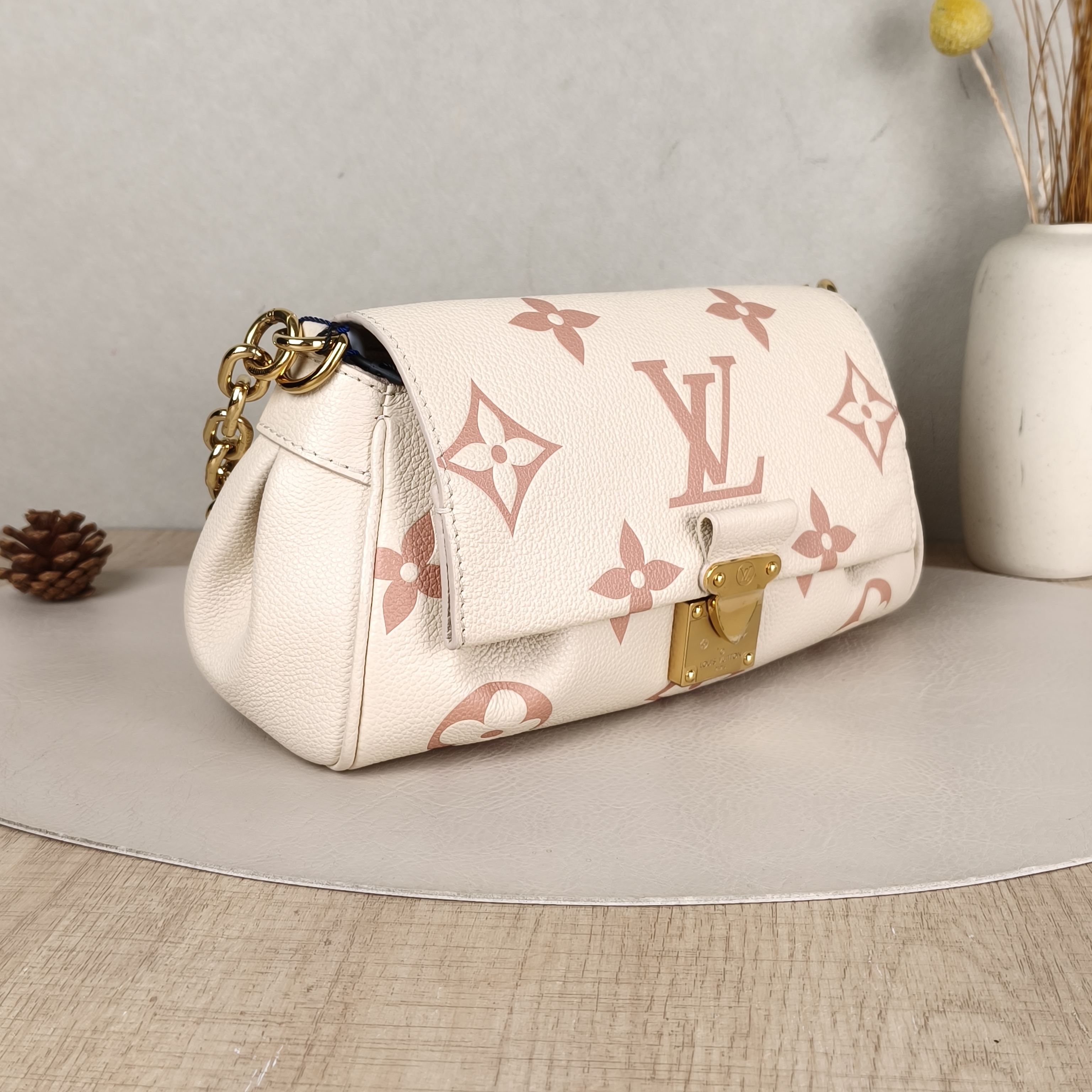 Louis Vuitton Crossbody Bag Favorite White · Pink Empreinte Embossed Calfskin Monogram Medium24 × 9 × 14 cm — cover view 2 of 6