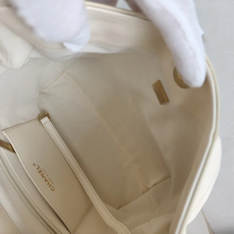 Chanel Crossbody Bag hobo White Lambskin One Size 27 × 11 × 24 cm — detail view 9 of 12