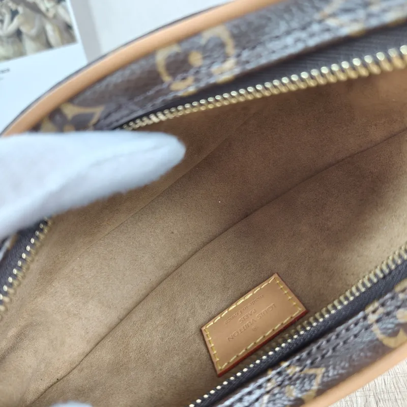 Louis Vuitton Crossbody Bag Loop Monogram PVC Small 23 × 6 × 13 cm — detail view 12 of 12