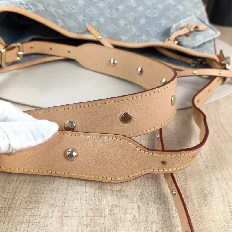 Louis Vuitton Crossbody Bag Carryall Grey Medium39 × 15 × 30 cm — detail view 2 of 14