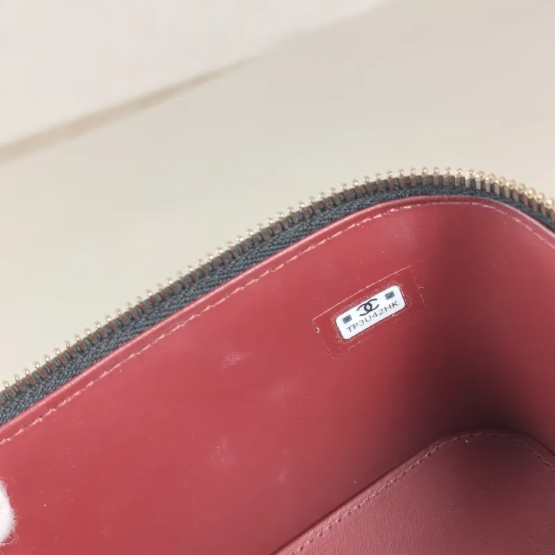Chanel Crossbody Bag Black Calfskin One Size 16 × 8 × 9.5 cm — detail view 4 of 12