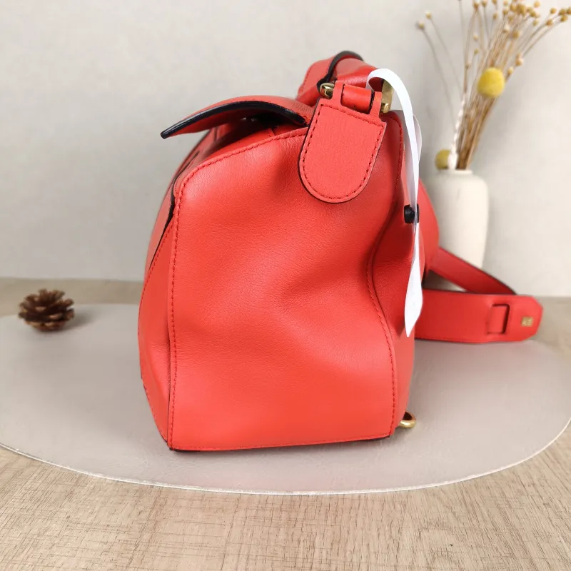 LOEWE Crossbody Bag Puzzle Red Calfskin Medium29 × 14 × 19.5 cm — detail view 11 of 13