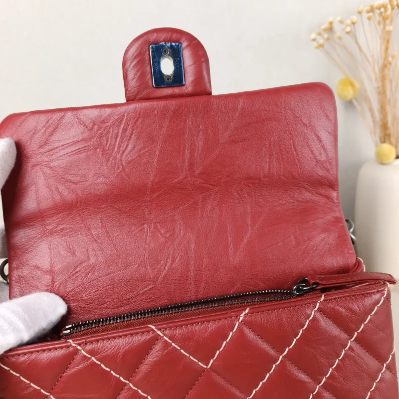 Chanel Crossbody Bag Chain Bag Red Calfskin 22 × 6.5 × 14 cm 23 — detail view 4 of 15