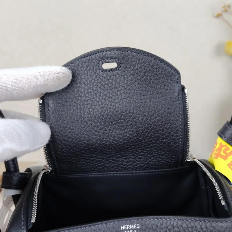 Hermès Crossbody Bag Lindy Mini 19 TC Calfskinmini19 × 9.5 × 13 cm — detail view 6 of 14
