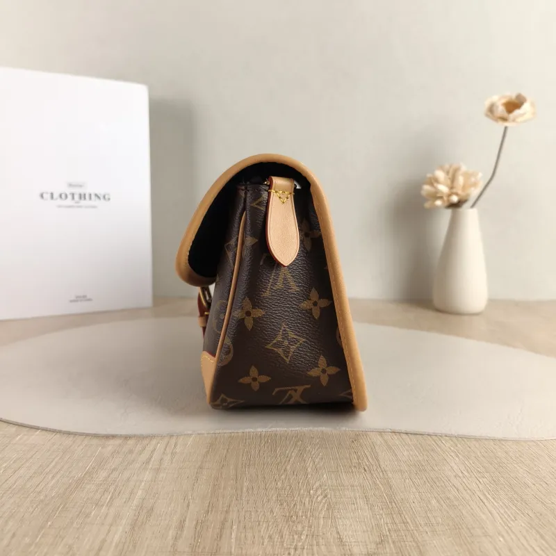 Louis Vuitton Crossbody Bag Diane Baguette Bag Shoulder Strap PVC Small 24 × 9 × 15 cm — detail view 4 of 12