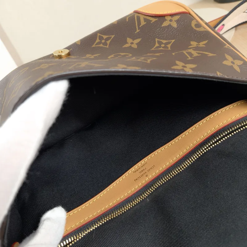 Louis Vuitton Crossbody Bag Diane Baguette Bag Shoulder Strap PVC Small24 × 9 × 15 cm — detail view 6 of 12