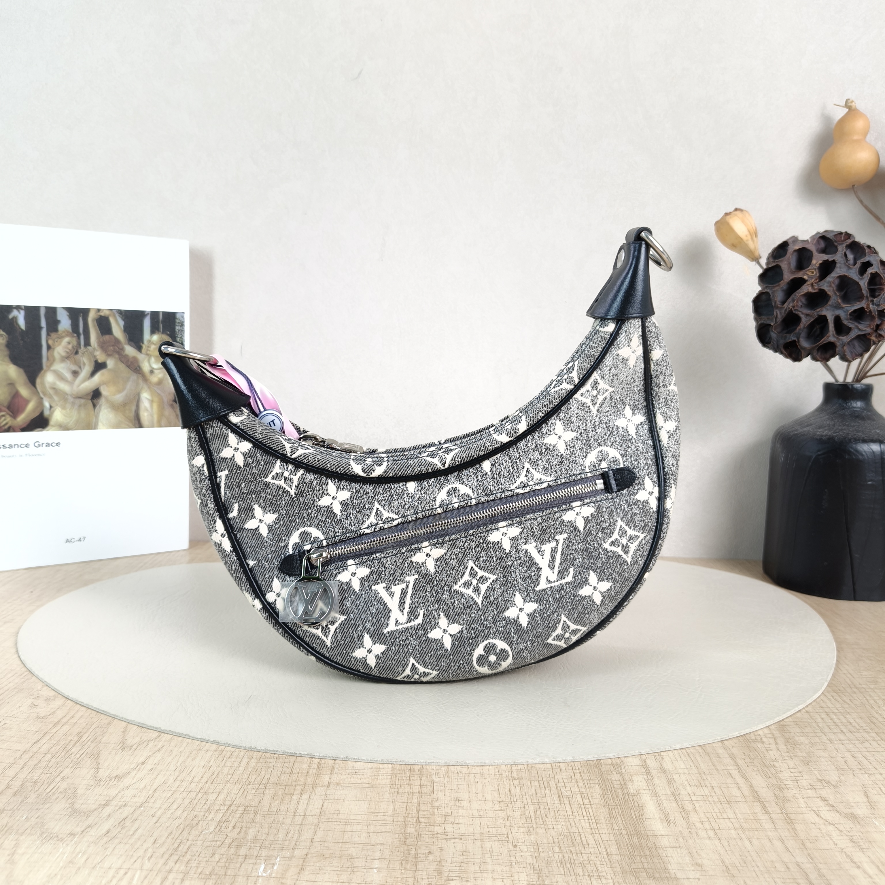 Louis Vuitton Crossbody Bag Loop Grey Small23 × 6 × 13 cm