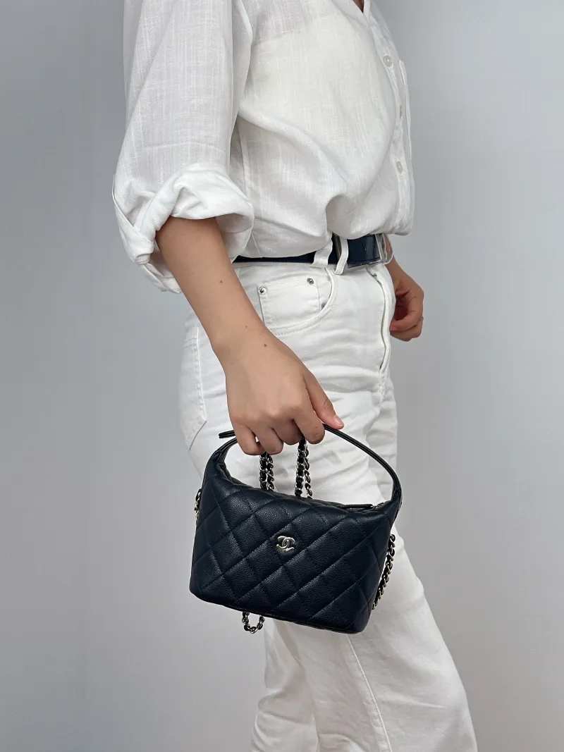 Chanel Crossbody Bag25c Vanity Case Bag Black Grained Calfskin One Size16 × 6 × 13 cm — on-model view 2 of 2