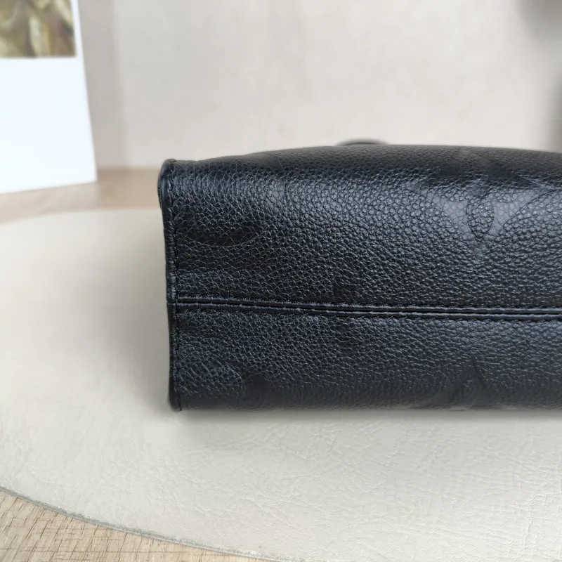 Louis Vuitton Crossbody Bag Onthego BB Black Empreinte Embossed Calfskin Monogram BB18 × 8.5 × 15 cm — detail view 6 of 12