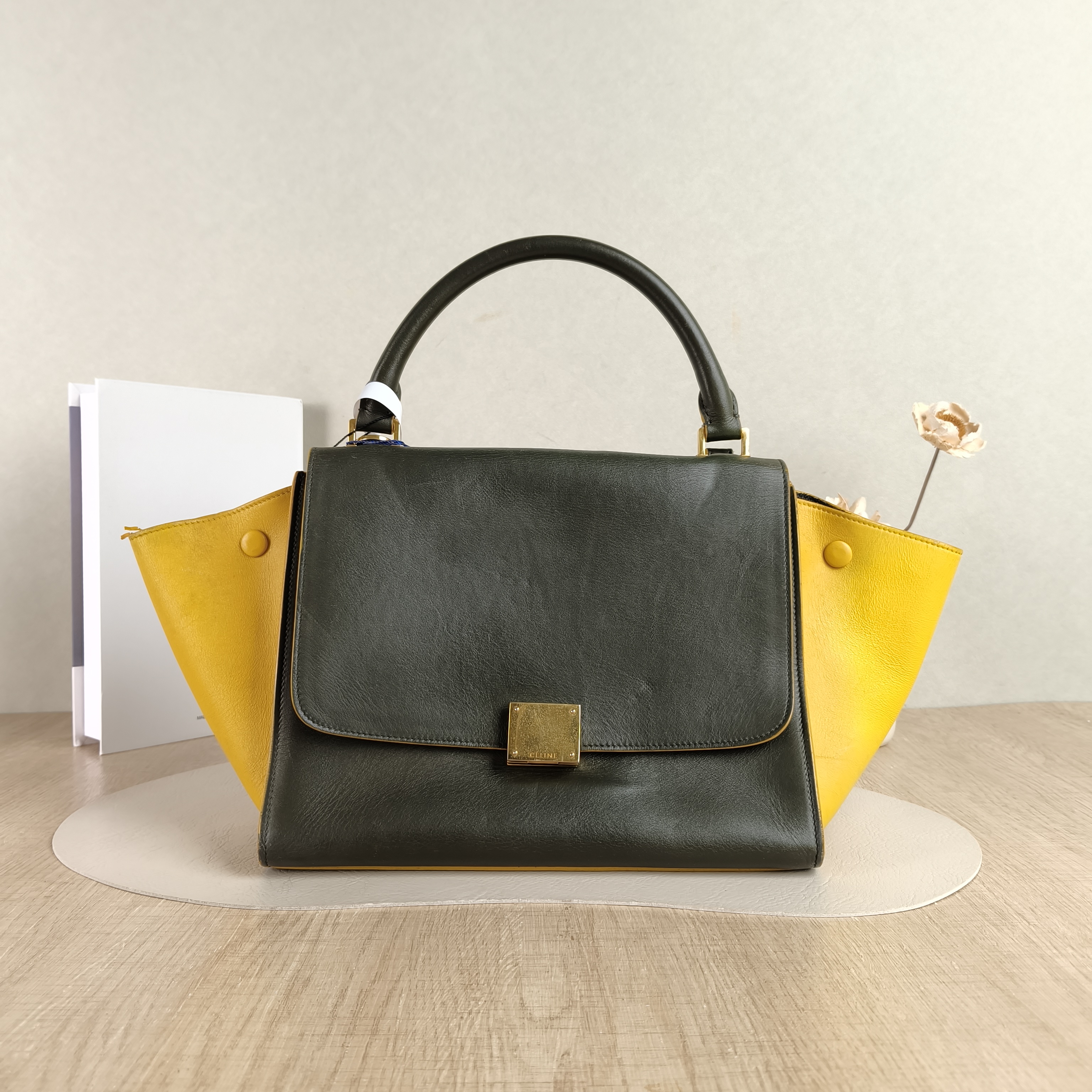 CELINE Crossbody Bag Trapeze Green · Yellow Calfskin Small27 × 13 × 22 cm