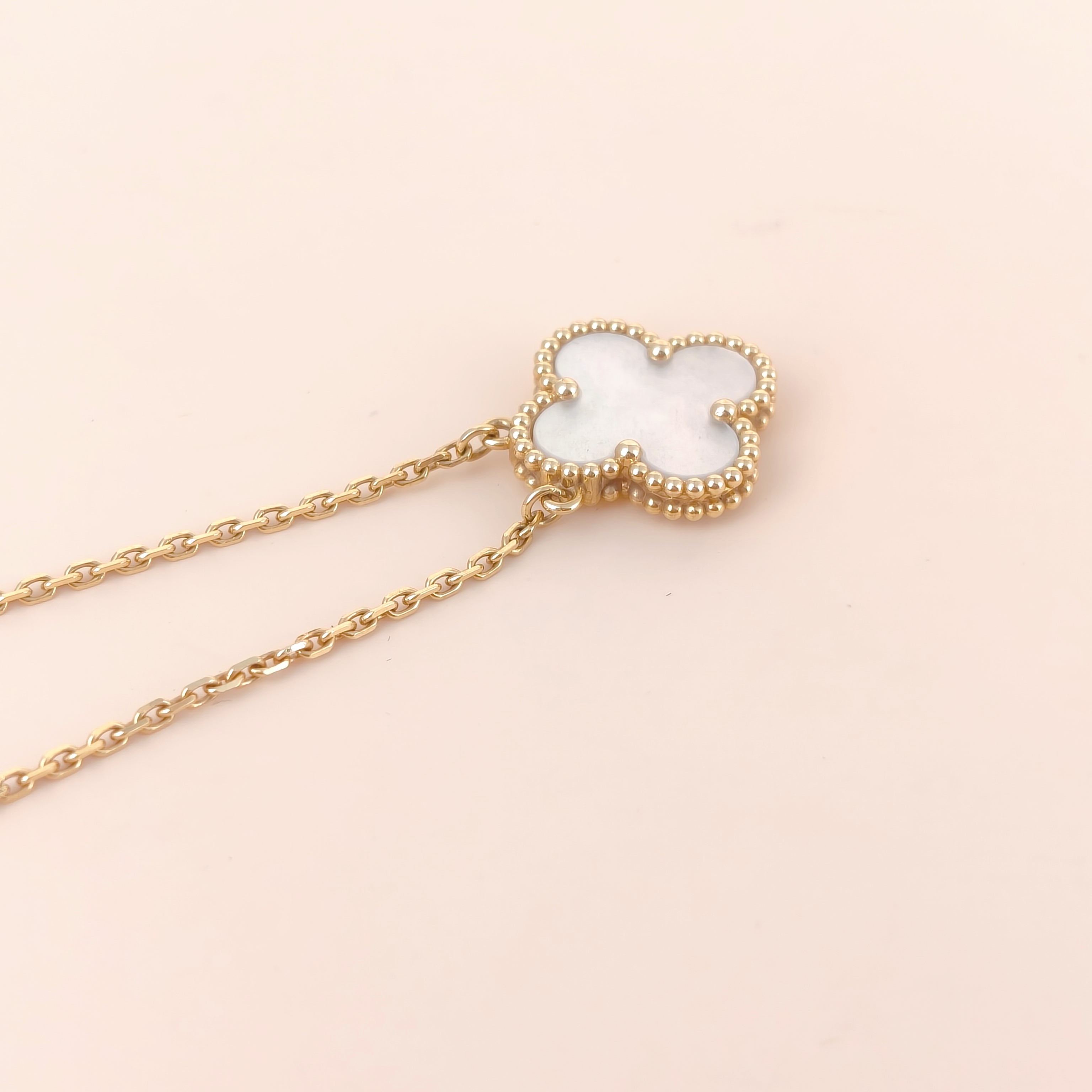 Van Cleef & Arpels Necklace Alhambra Alhambra Collection Necklace White Mother-of-Pearl Pearl · White Mother-of-Pearl18KY ellow Gold Vintage Small42cm — cover view 8 of 9