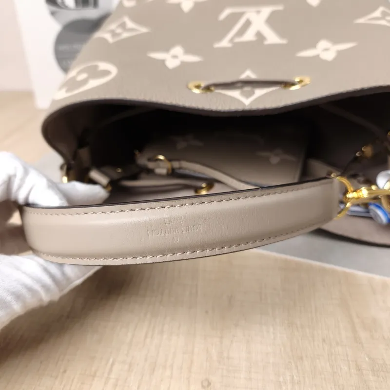 Louis Vuitton Shoulder Bag NÉONOÉ Bucket Bag · White Empreinte Embossed Calfskin Medium 26 × 17.5 × 26 cm — detail view 10 of 13