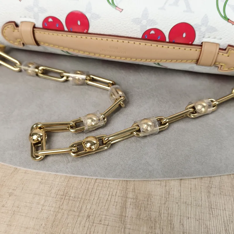 Louis Vuitton Crossbody Bag Pochette Métis East West White · PVC Small21.5 × 6 × 13.5 cm — detail view 9 of 16
