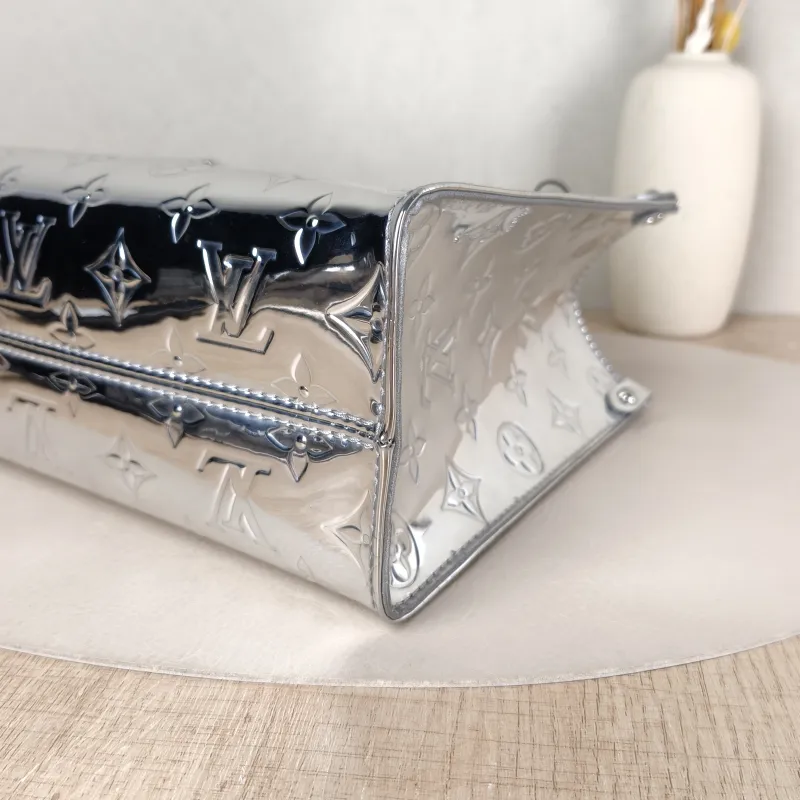 Louis Vuitton Top Handle Bag Onthego Silver Patent Leather Small 25 × 11.5 × 19 cm — detail view 6 of 10