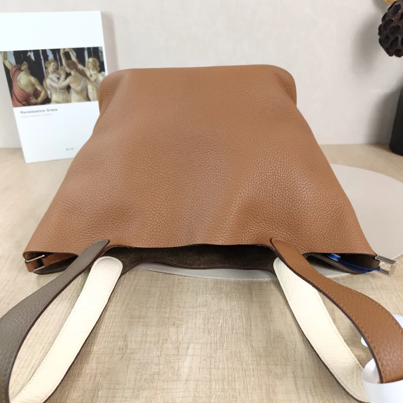 Hermès Top Handle Bag Picotin Lock 22 22 37 Brown · 18 · I2 TC Calfskin Medium 22 × 17 × 21 cm Z — detail view 8 of 9