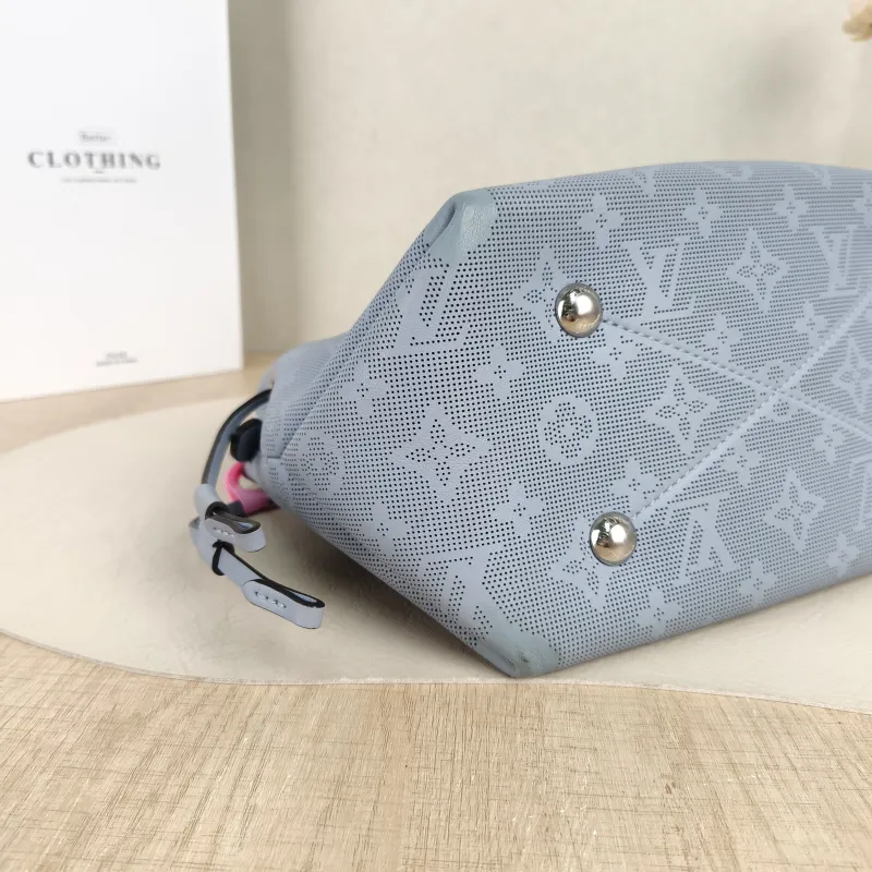 Louis Vuitton Crossbody Bag BELLA Calfskin One Size22 × 14 × 19 cm — detail view 9 of 11