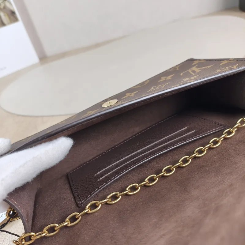 Louis Vuitton Crossbody Bag LILY Chain Bagwoc Monogram PVC 21 × 3.5 × 10.5 cm — detail view 9 of 13