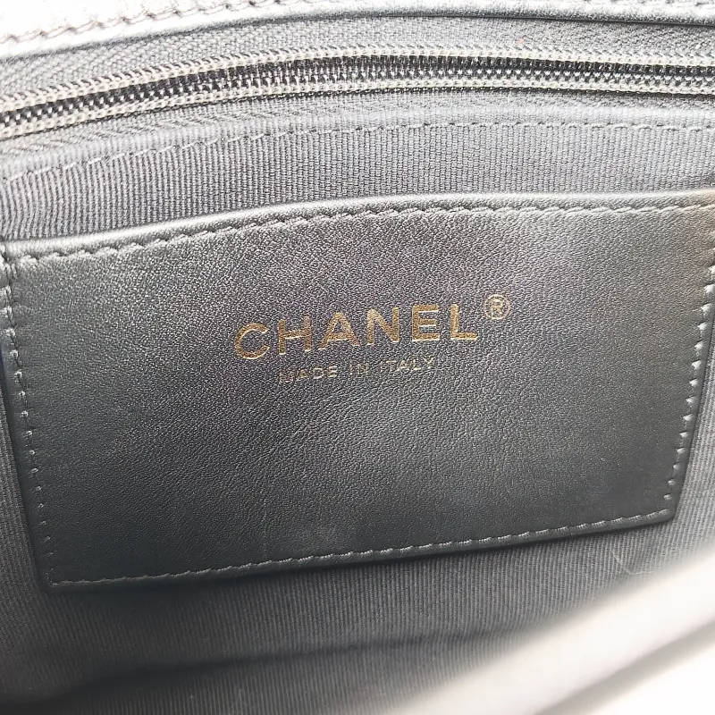 Chanel Crossbody Bag Pearl Crossbody Bag Black Lambskin One Size 21 × 7 × 15 cm — detail view 5 of 15
