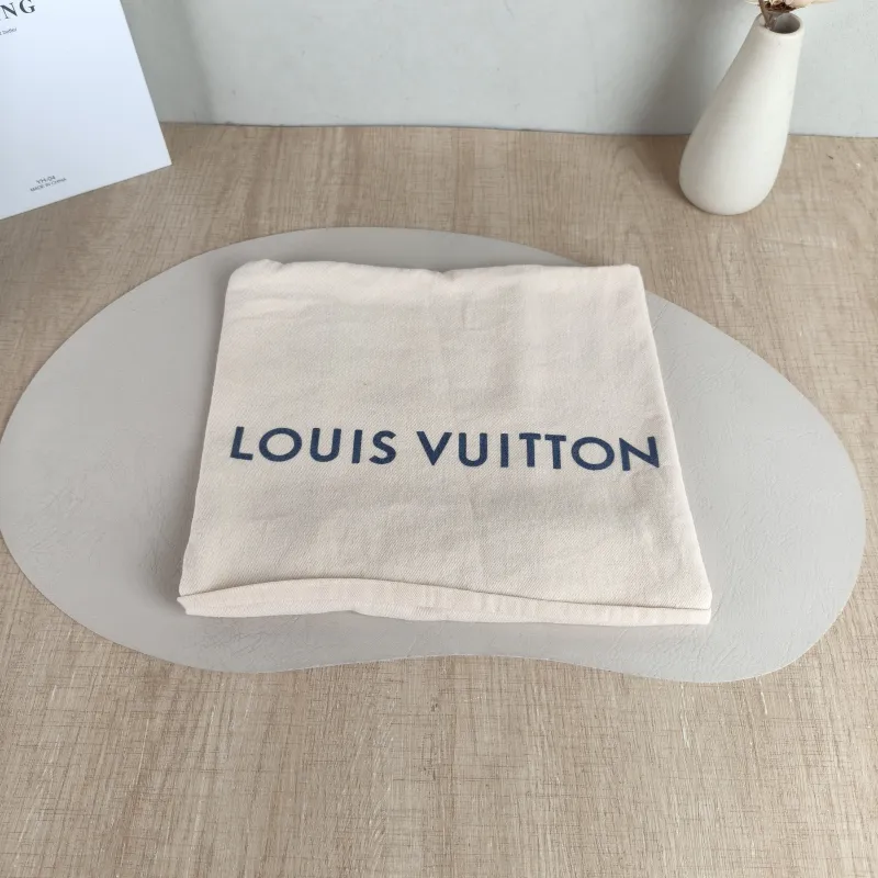 Louis Vuitton Crossbody Bag Capucines Black Calfskin Mini 21 × 8 × 14 cm — detail view 12 of 12