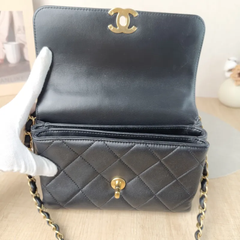 Chanel Crossbody Bag Crossbody Bag Black with Gold-Tone Hardware Lambskin Mini 20 × 6.5 × 13 cm — detail view 5 of 16