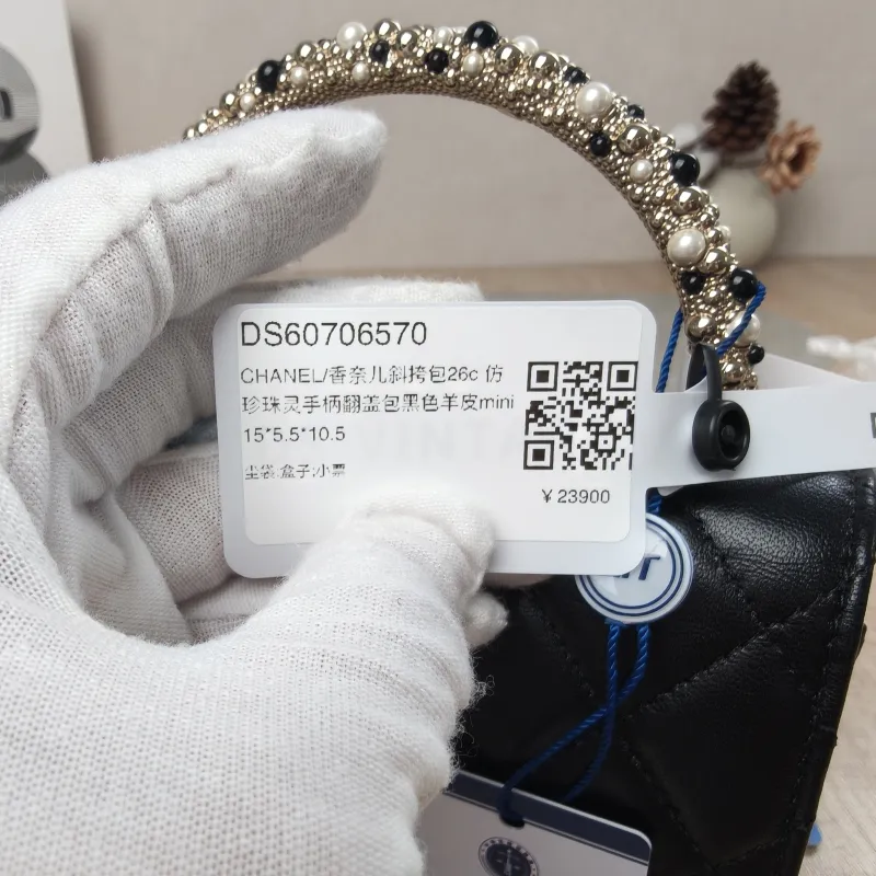 Chanel Crossbody Bag26c Pearl Black Lambskinmini15 × 5.5 × 10.5 cm — detail view 5 of 19