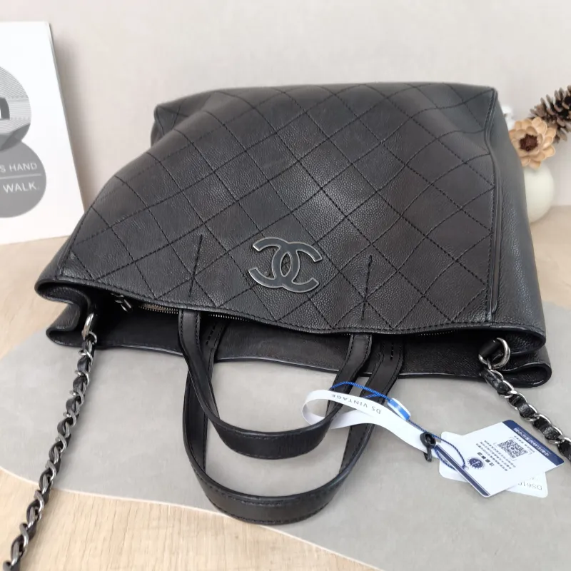 Chanel Shoulder Bag Tote Bag Black Grained Calfskin 33 × 14 × 26 cm — detail view 13 of 14