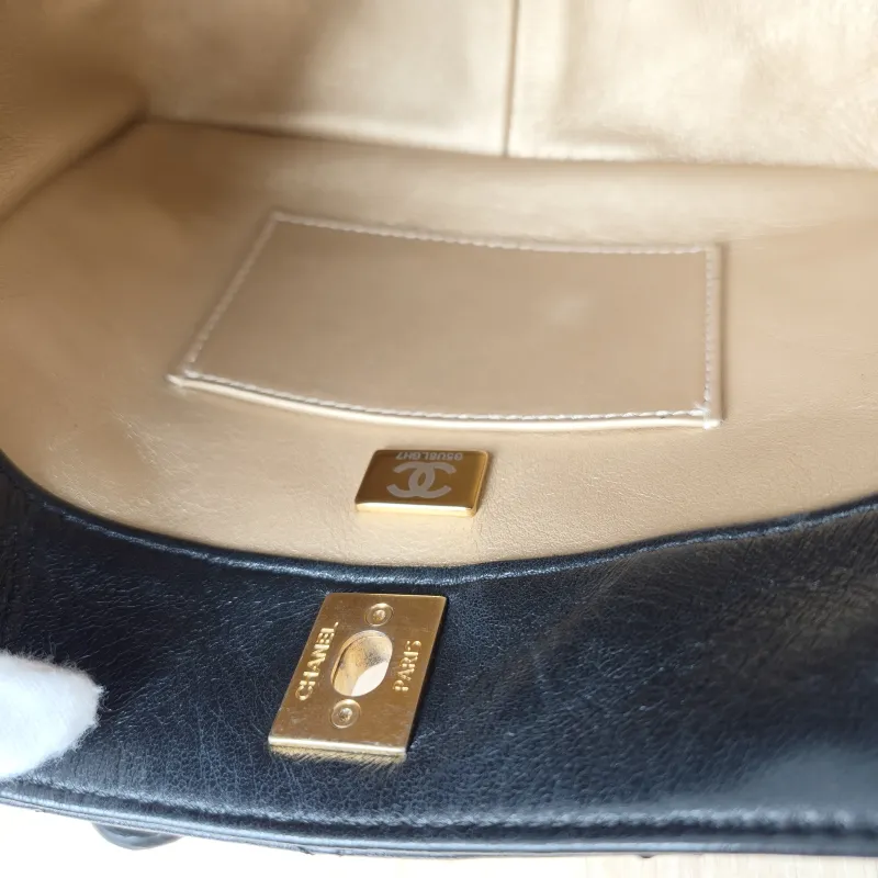 Chanel Shoulder Bag hobo Black Lambskin One Size 19 × 8 × 17 cm — detail view 8 of 12