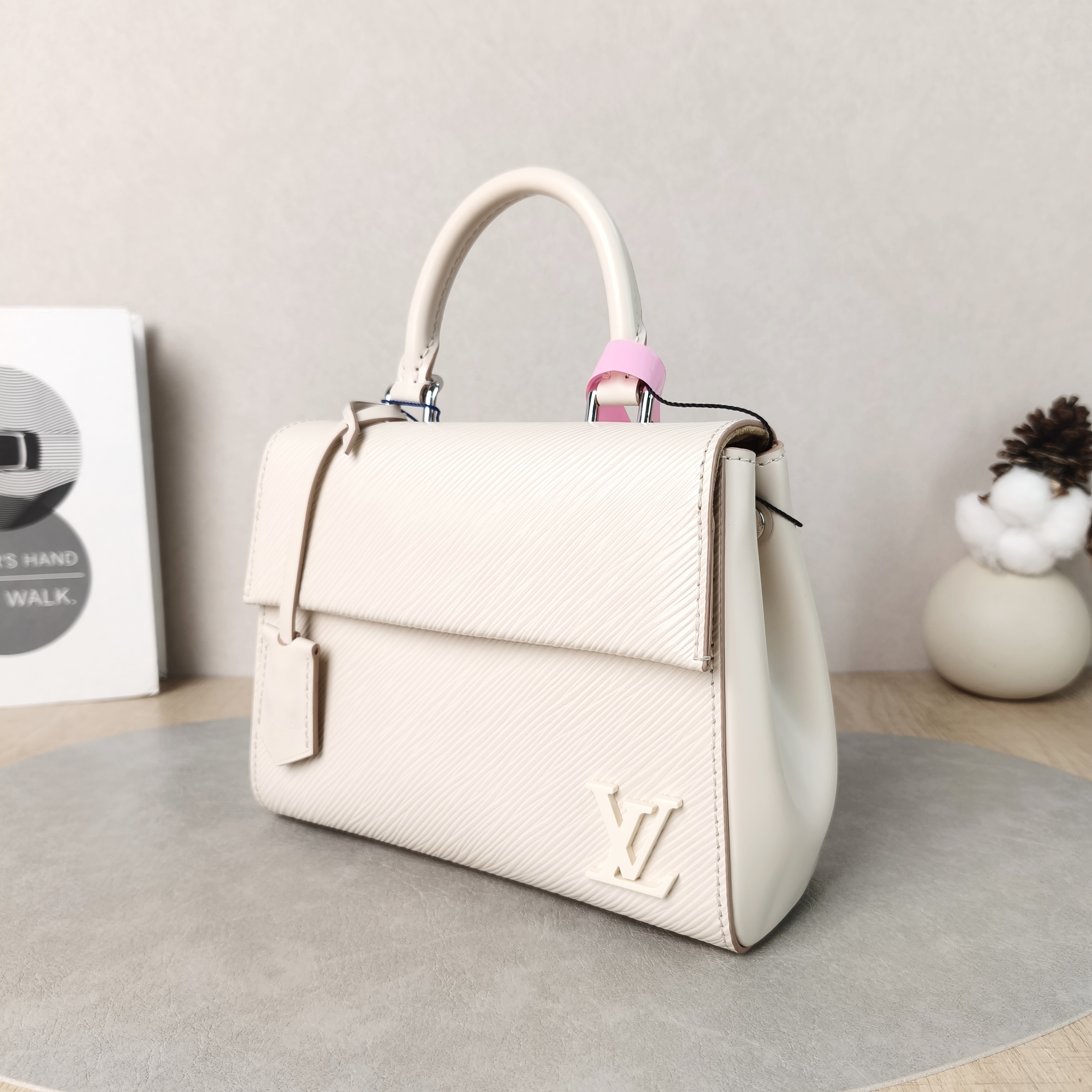 Louis Vuitton Crossbody Bag CLUNY White Epi Embossed Calfskinmini20 × 7.5 × 16 cm — cover view 4 of 5