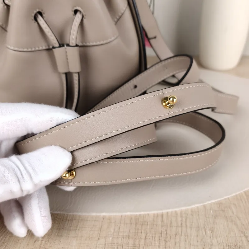 LOEWE Crossbody Bag Hammock Calfskinmini17 × 11 × 19.5 cm — detail view 10 of 12