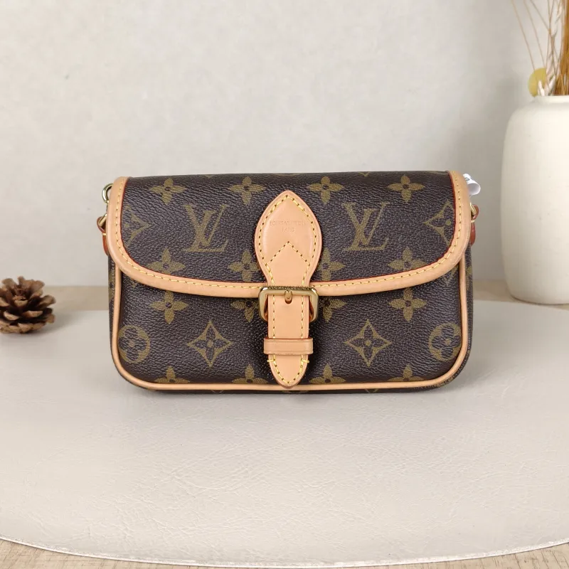 Louis Vuitton Crossbody Bag Diane Baguette Bag Monogram PV Cnano19 × 6 × 10.5 cm