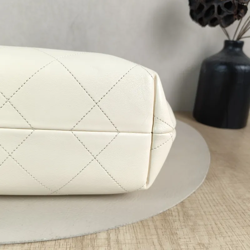 Chanel Crossbody Bag hobo White Lambskin One Size 27 × 11 × 24 cm — detail view 8 of 12