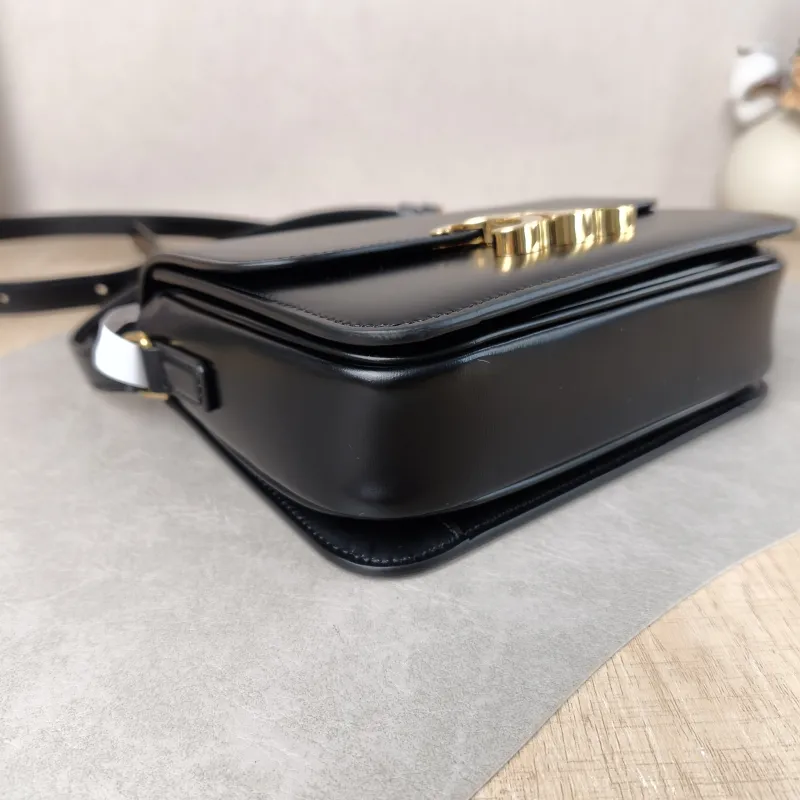 CELINE Crossbody Bag Teen Triomphe Black CC alfskin Small 18.5 × 6 × 14 cm — detail view 1 of 12