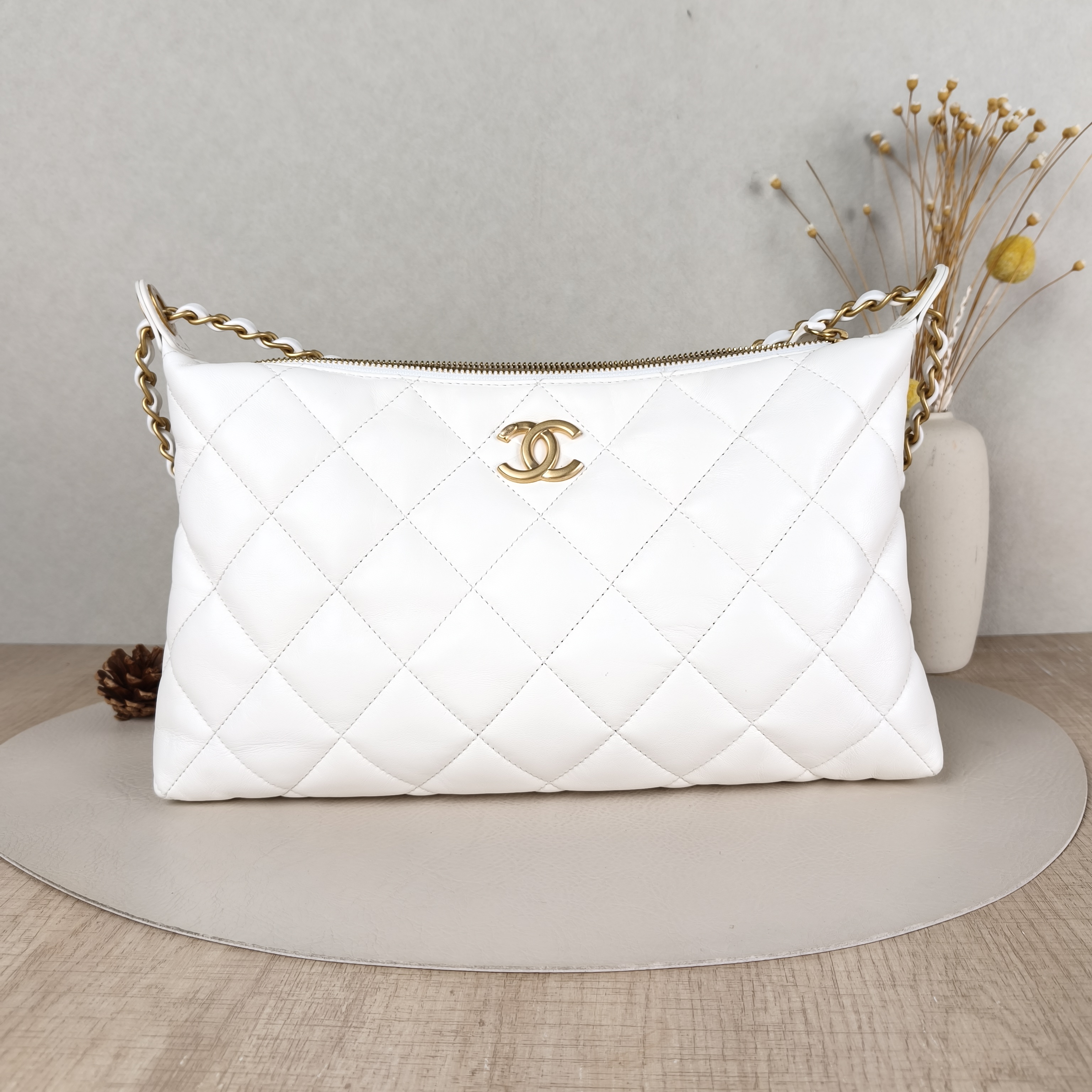 Chanel Shoulder Bag25s hobo White Lambskin Large32 × 6 × 20 cm