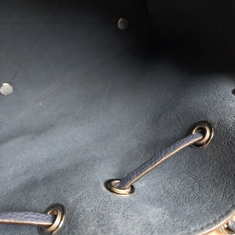 Louis Vuitton Crossbody Bag BELLA · Calfskin One Size 22 × 14 × 19 cm — detail view 9 of 11