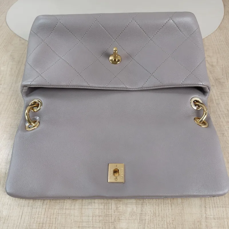 Chanel Shoulder Bag Shoulder Bag Grey Lambskin One Size25 × 5 × 14.5 cm — detail view 6 of 12