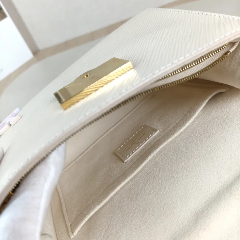 Louis Vuitton Crossbody Bag CLUNY White Epi Embossed Calfskin Mini 20 × 7.5 × 16 cm — detail view 4 of 12