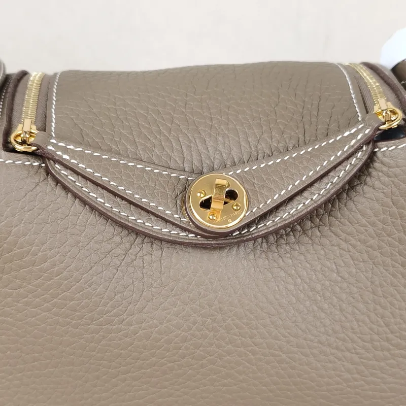 Hermès Crossbody Bag Lindy Mini 1918 TC Calfskinmini19 × 9.5 × 13 cm — detail view 9 of 12