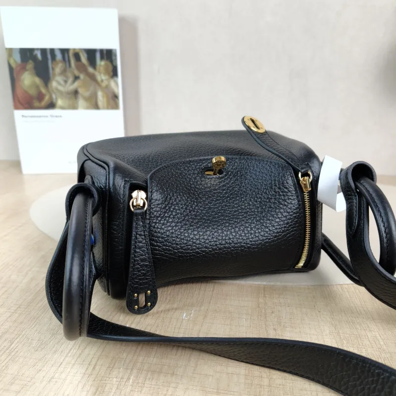 Hermès Crossbody Bag Lindy Mini 1989Black TC Calfskinmini19 × 9.5 × 13 cm — detail view 5 of 11