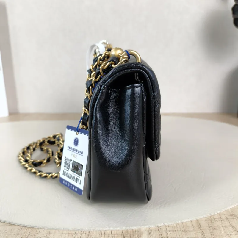Chanel Crossbody Bag Pearl Black Lambskinmini17 × 5 × 12.5 cm — detail view 3 of 12