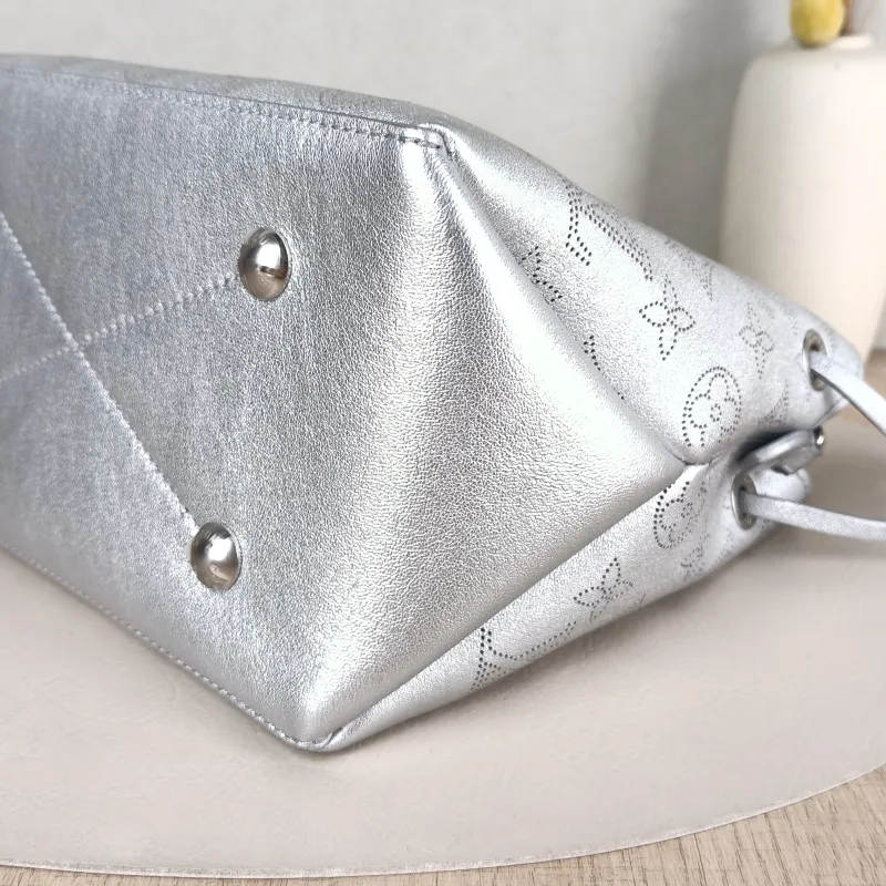 Louis Vuitton Crossbody Bag BELLA White Lambskin One Size 22 × 14 × 19 cm — detail view 8 of 11