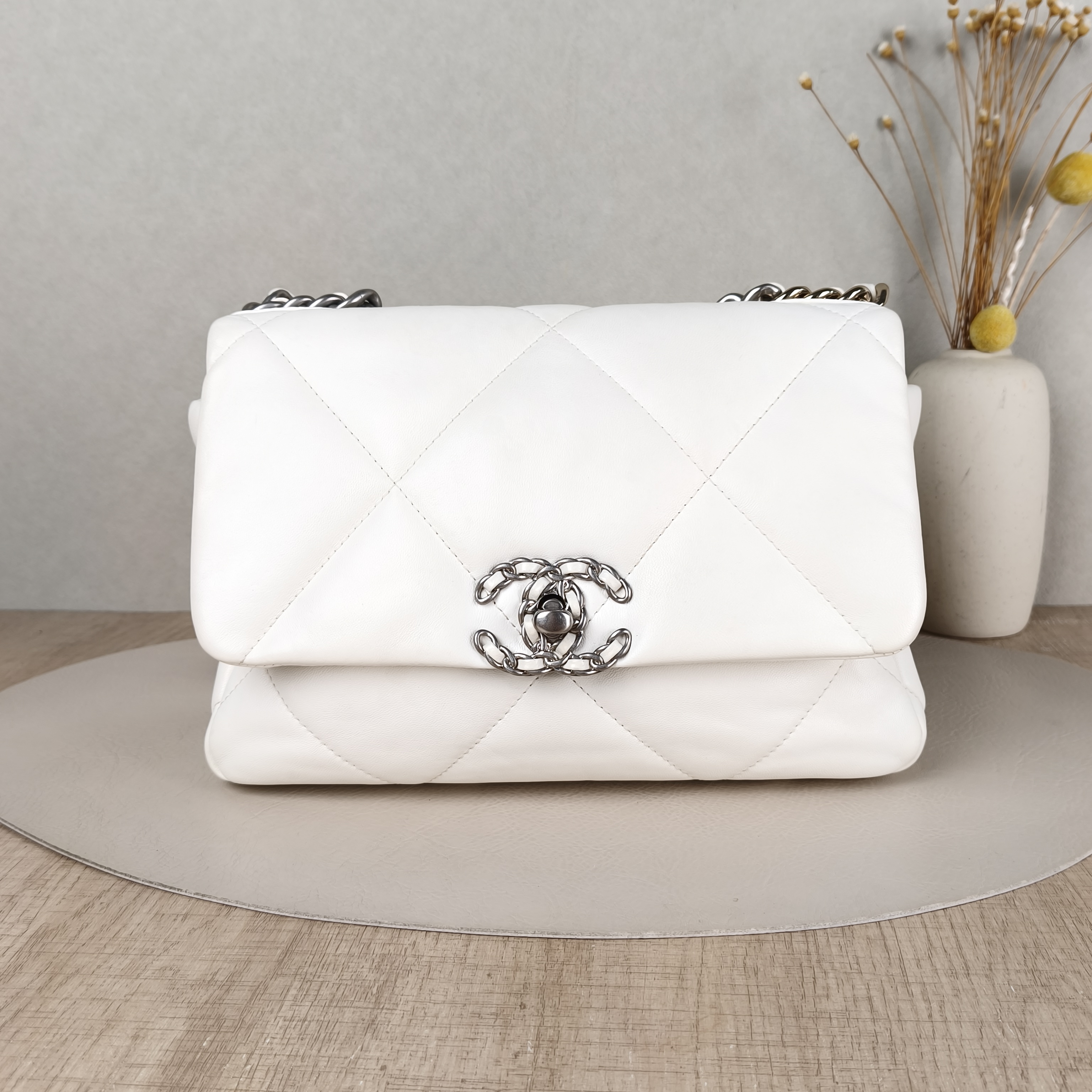 Chanel Crossbody Bag19Bag White Lambskin Small26 × 9 × 16 cm