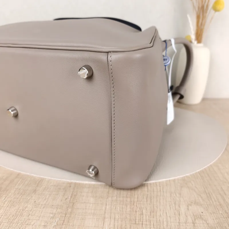 Hermès Crossbody Bag Lindy 30 Grey Blue Swift Calfskin30 × 15 × 19 cm — detail view 5 of 12