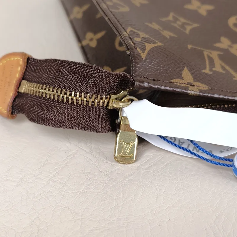 Louis Vuitton Clutch 26 Monogram PVC Large 25 × 5.5 × 20 cm — detail view 2 of 9