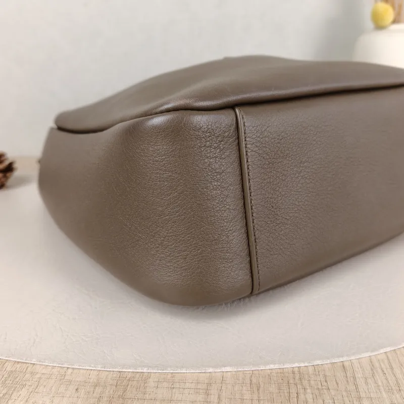 SAINT LAURENT Shoulder Bag LE 5 À 7 Hobo Calfskin Small 22 × 8.5 × 23 cm — detail view 6 of 9
