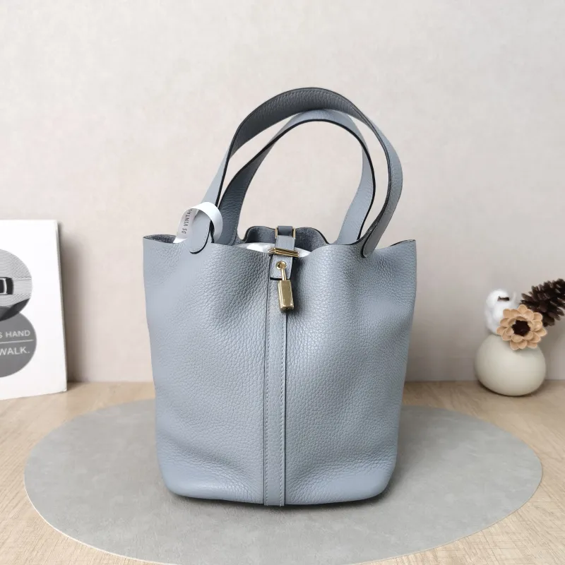 Hermès Top Handle Bag Picotin Lock 22 22 Taurillon Clemence TC Calfskin Medium 22 × 17 × 21 cm W