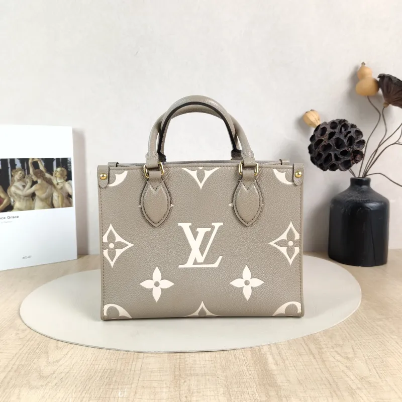 Louis Vuitton Shoulder Bag Onthego · White Empreinte Embossed Calfskin Monogram Small25 × 11.5 × 19 cm