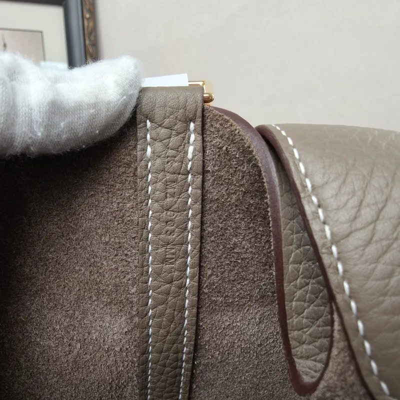 Hermès Top Handle Bag Picotin Lock 22 22 Clemence Taurillon TC Calfskin Medium22 × 18 × 21 cm — detail view 5 of 17