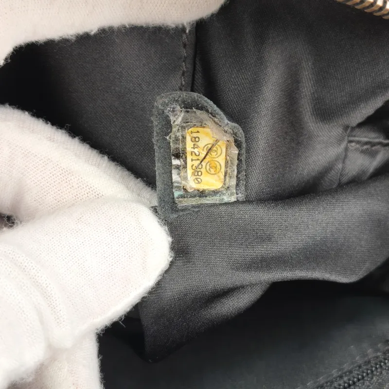 Chanel Crossbody Bag cf Collection Crossbody Bag Black Calfskin 25 × 10 × 18 cm 18 — detail view 3 of 15