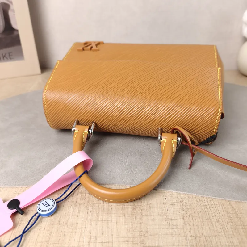 Louis Vuitton Crossbody Bag CLUNY Yellow Epi Embossed Calfskin Mini 20 × 7.5 × 16 cm — detail view 10 of 15